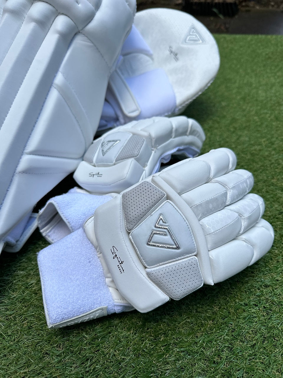 Signature Pads & Gloves Bundle (1 x Youth LH & 1 x Large Adults LH)