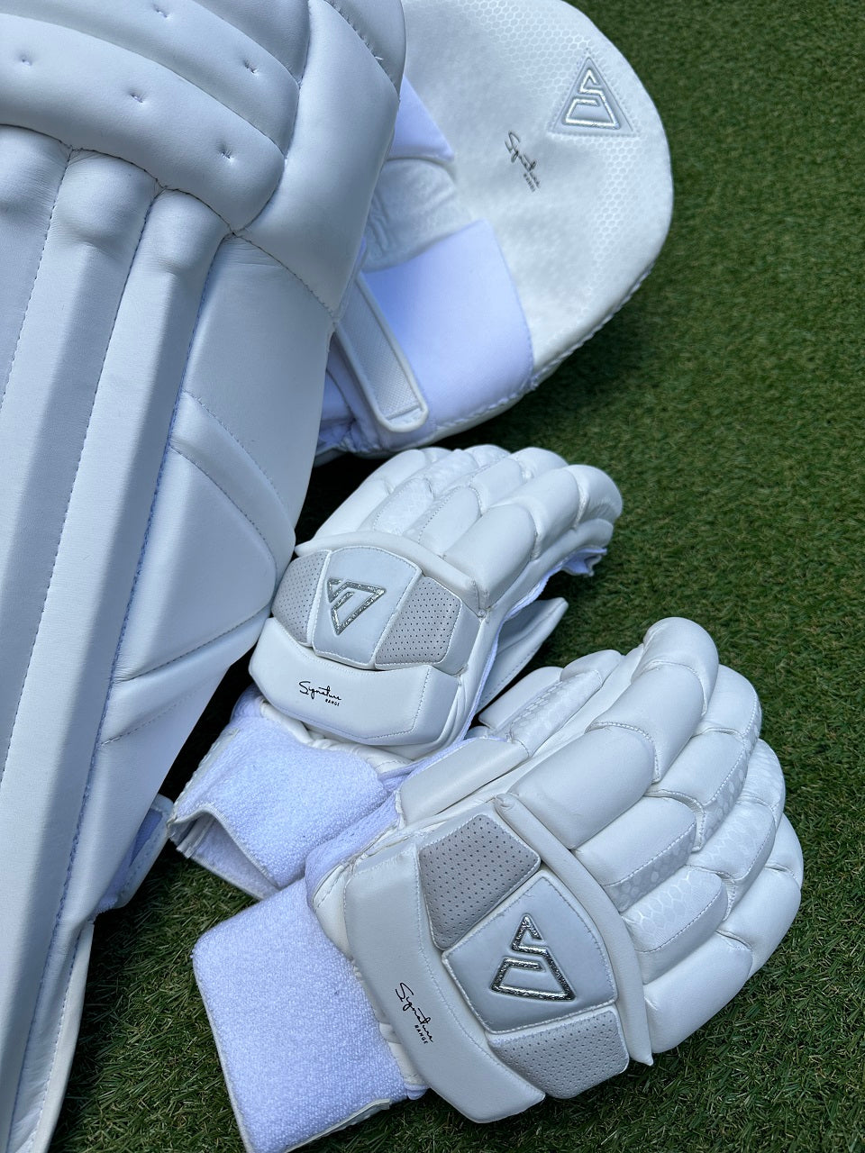 Signature Pads & Gloves Bundle (1 x Youth LH & 1 x Large Adults LH)